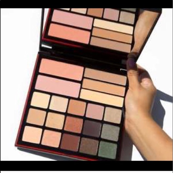 Smashbox shadow + contour + blush palette - Picture 1 of 3